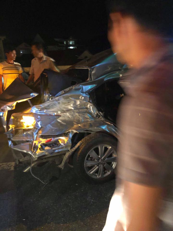 2 người chết, 3 người nguy kịch sau va chạm kinh hoàng giữa ô tô 4 chỗ với xe tải