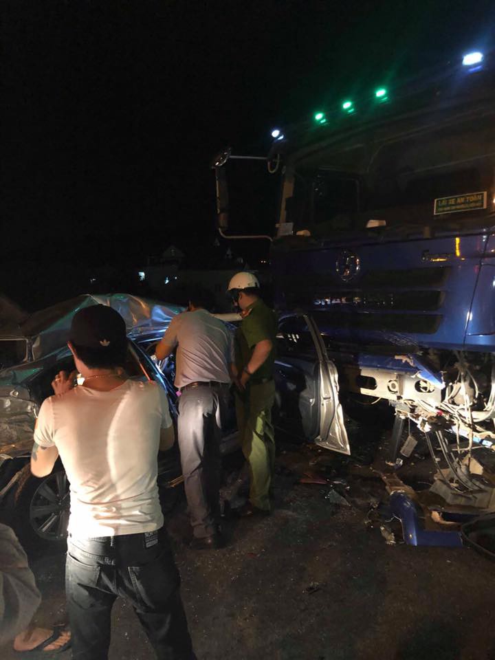 2 người chết, 3 người nguy kịch sau va chạm kinh hoàng giữa ô tô 4 chỗ với xe tải