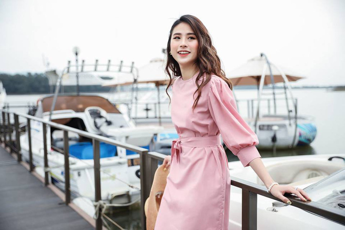 Tháng 4 về gió hát mùa hè, các nàng chờ gì mà chưa xinh tươi với 20 mẫu váy liền từ các thương hiệu Việt Tháng 4 về gió hát mùa hè, các nàng chờ gì mà chưa xinh tươi với 20 mẫu váy liền từ các thương hiệu Việt