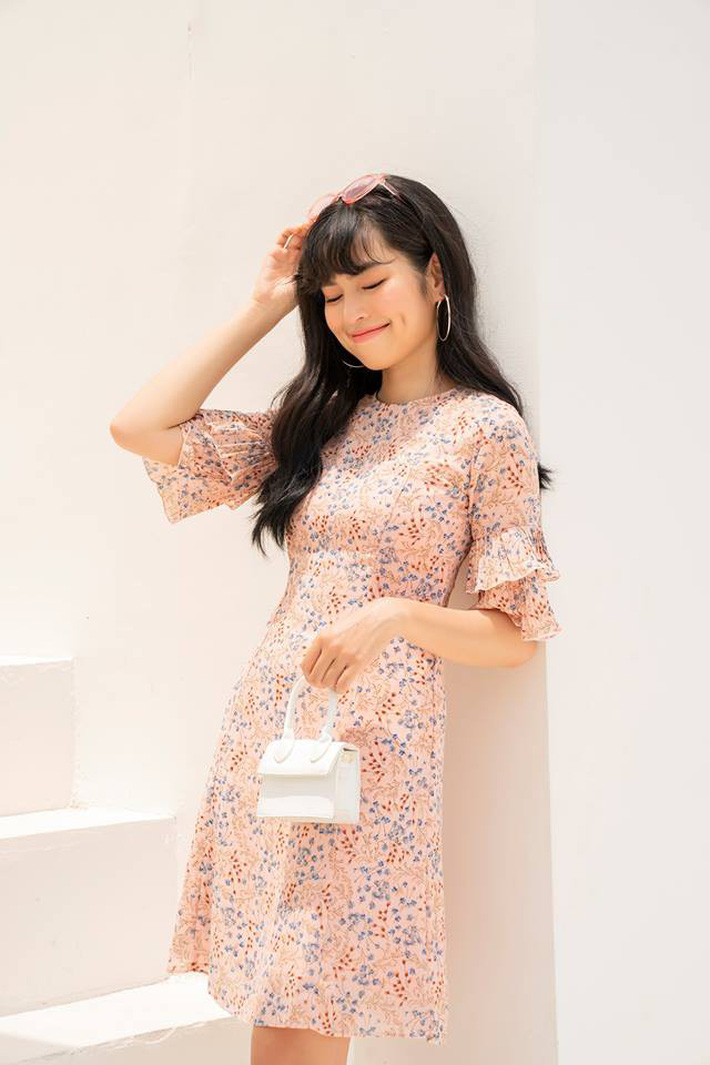 Tháng 4 về gió hát mùa hè, các nàng chờ gì mà chưa xinh tươi với 20 mẫu váy liền từ các thương hiệu Việt Tháng 4 về gió hát mùa hè, các nàng chờ gì mà chưa xinh tươi với 20 mẫu váy liền từ các thương hiệu Việt