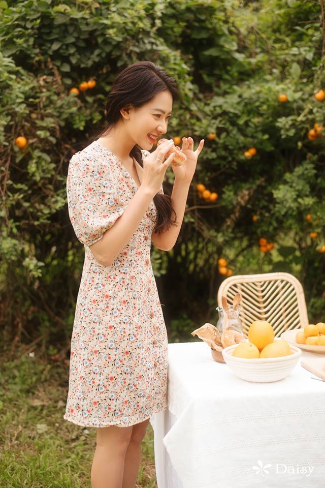 Tháng 4 về gió hát mùa hè, các nàng chờ gì mà chưa xinh tươi với 20 mẫu váy liền từ các thương hiệu Việt Tháng 4 về gió hát mùa hè, các nàng chờ gì mà chưa xinh tươi với 20 mẫu váy liền từ các thương hiệu Việt