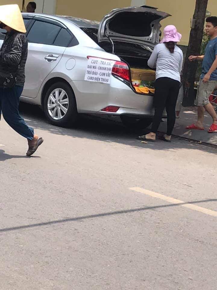 Chẳng cần xe đẩy cho mệt nhọc, chị gái đi bán trà tắc dạo bằng... ô tô, chứng minh làm vì đam mê là có thật