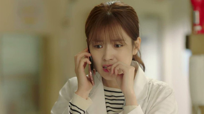 Đồng nghiệp nhõng nhẽo nhờ chồng đi mua cháo hộ, vợ vô tình biết được liền đáp trả khiến cô ả nín bặt