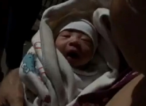 Bé trai sơ sinh bị bỏ rơi trong thùng xốp ven đường