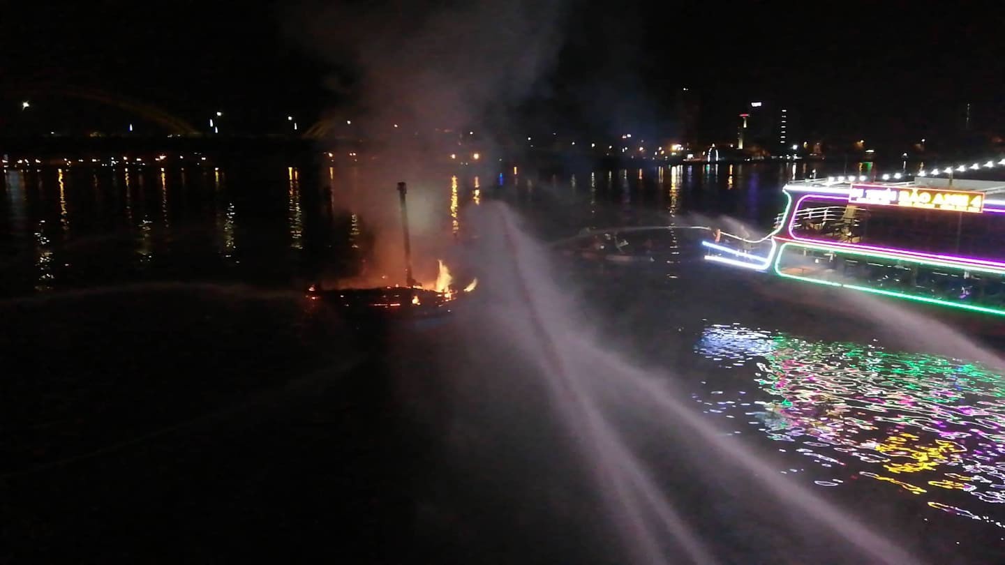 Tàu cá bốc cháy ngùn ngụt trên sông Hàn, ngư dân trắng tay vì gần tỷ đồng bị thiêu rụi