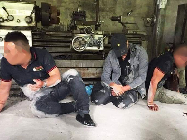 3 người đi đòi nợ thuê bị gia chủ đánh bầm dập, bò lê bò càng