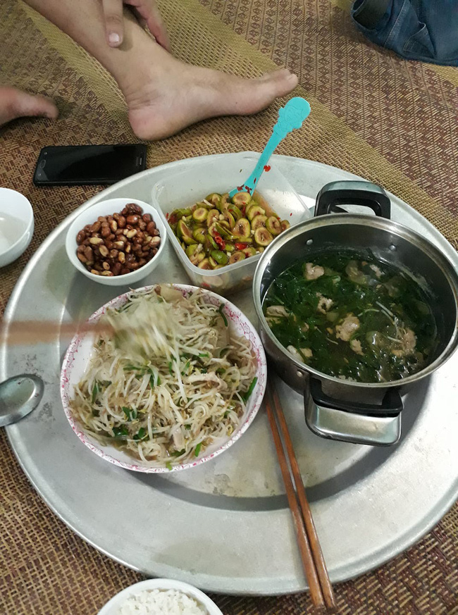 Chồng đưa 1 triệu bảo đi chợ cả tháng, vợ trẻ liền khoe mâm cơm ngon bổ rẻ khiến chị em cũng xuýt xoa thán phục