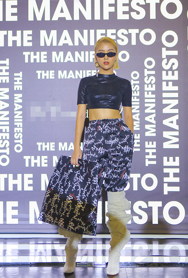 Cầu thủ Đình Trọng mặc ton-sur-ton Hà Hồ trên thảm đỏ