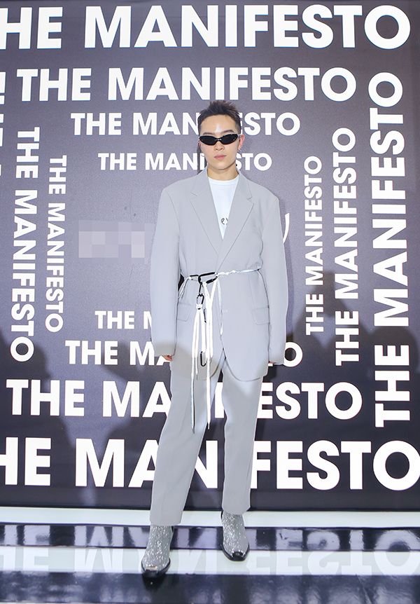 Cầu thủ Đình Trọng mặc ton-sur-ton Hà Hồ trên thảm đỏ