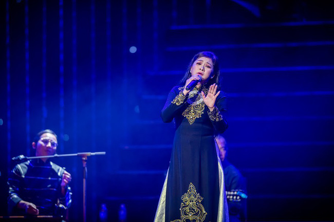 MC Nguyễn Cao Kỳ Duyên khiến khán giả choáng vì hồn nhiên gọi danh ca U80 Chế Linh là... em