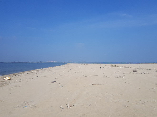 Cận cảnh hòn đảo lạ mới xuất hiện ngoài biển khiến chính quyền Quảng Nam lúng túng