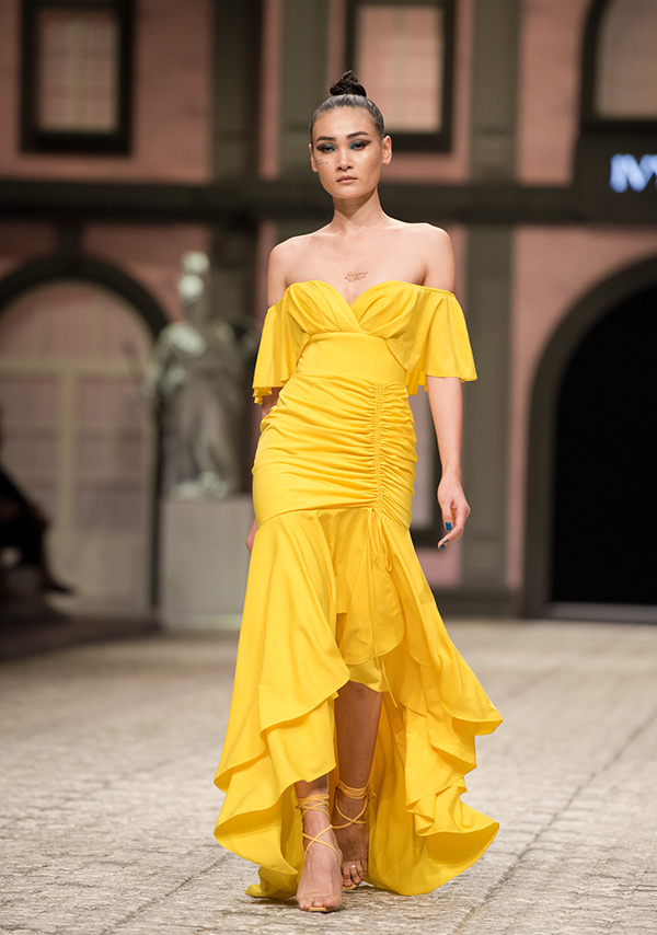 Ngọc Trinh diện váy xẻ ngực, trễ vai làm vedette