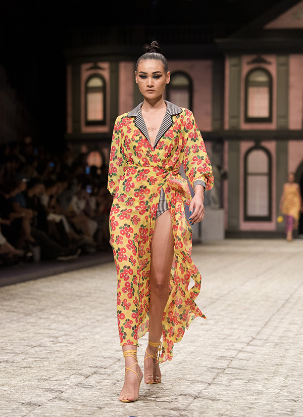 Ngọc Trinh diện váy xẻ ngực, trễ vai làm vedette