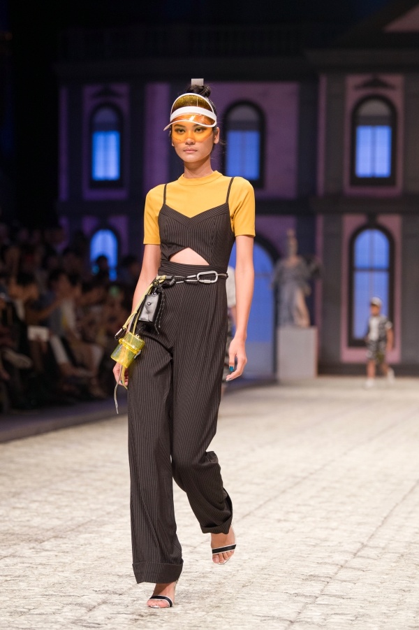 Ngọc Trinh diện váy xẻ ngực, trễ vai làm vedette