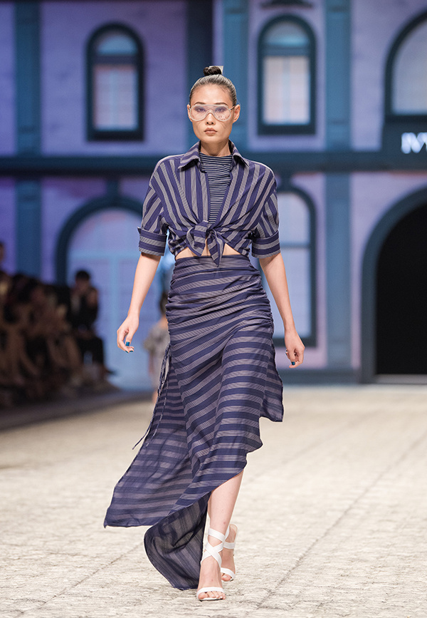 Ngọc Trinh diện váy xẻ ngực, trễ vai làm vedette