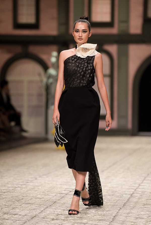 Ngọc Trinh diện váy xẻ ngực, trễ vai làm vedette