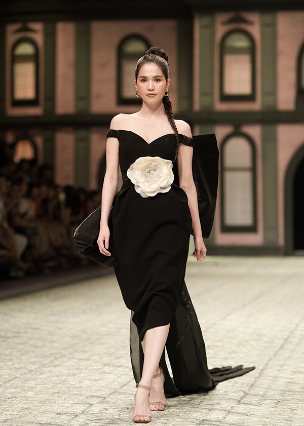 Ngọc Trinh diện váy xẻ ngực, trễ vai làm vedette