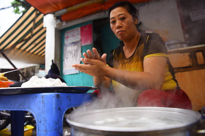 Video - Ảnh: Người Hà Nội xếp hàng mua bánh trôi, chay dịp Tết Hàn thực