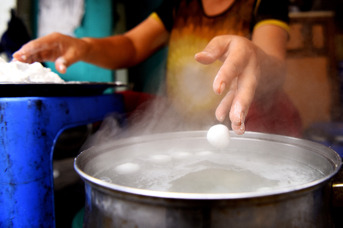 Video - Ảnh: Người Hà Nội xếp hàng mua bánh trôi, chay dịp Tết Hàn thực