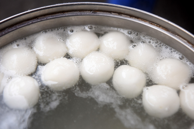 Video - Ảnh: Người Hà Nội xếp hàng mua bánh trôi, chay dịp Tết Hàn thực