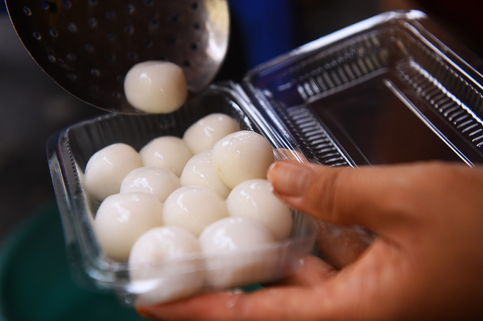 Video - Ảnh: Người Hà Nội xếp hàng mua bánh trôi, chay dịp Tết Hàn thực