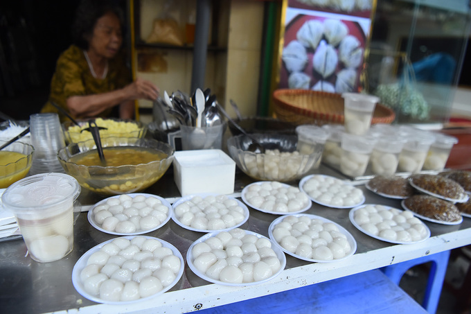 Video - Ảnh: Người Hà Nội xếp hàng mua bánh trôi, chay dịp Tết Hàn thực