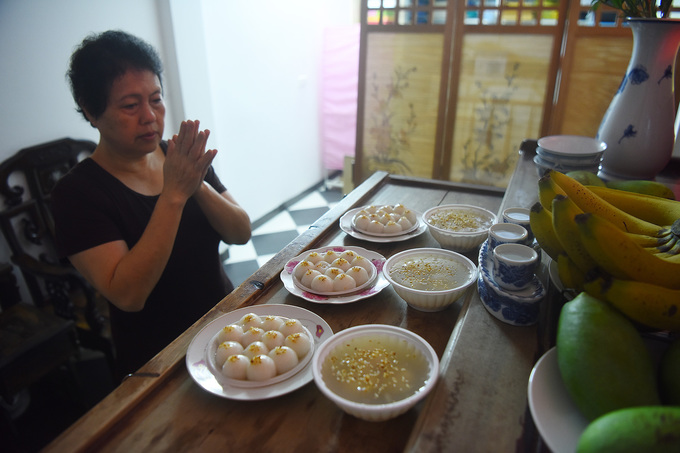 Video - Ảnh: Người Hà Nội xếp hàng mua bánh trôi, chay dịp Tết Hàn thực