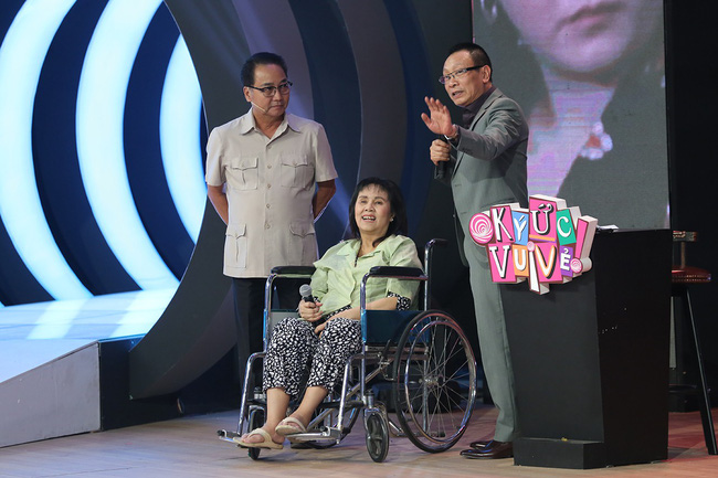 Hồng Vân nói điều gây xúc động này khi thấy Hoàng Lan mắt mờ, nói chuyện không lưu loát vì bệnh ung thư