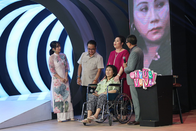 Hồng Vân nói điều gây xúc động này khi thấy Hoàng Lan mắt mờ, nói chuyện không lưu loát vì bệnh ung thư