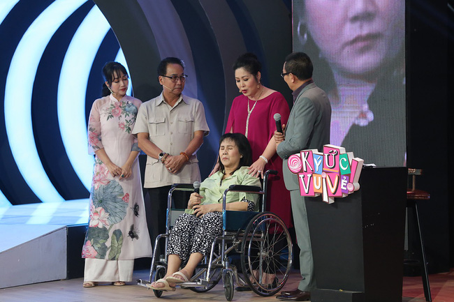 Hồng Vân nói điều gây xúc động này khi thấy Hoàng Lan mắt mờ, nói chuyện không lưu loát vì bệnh ung thư