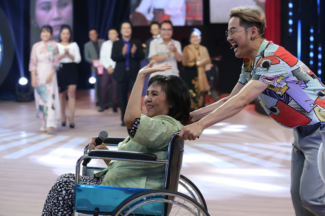 Hồng Vân nói điều gây xúc động này khi thấy Hoàng Lan mắt mờ, nói chuyện không lưu loát vì bệnh ung thư