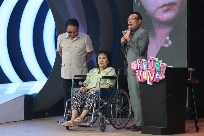 Hồng Vân nói điều gây xúc động này khi thấy Hoàng Lan mắt mờ, nói chuyện không lưu loát vì bệnh ung thư