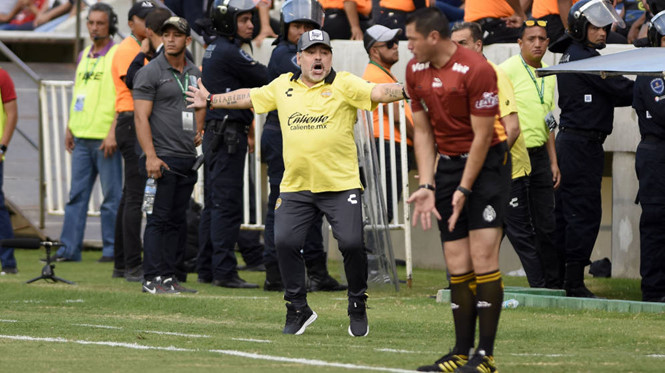 Maradona tuyên bố nghỉ việc ở CLB của Mexico vì bị các trọng tài… chèn ép