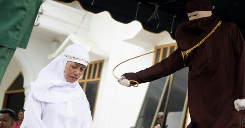 Brunei áp luật ném đá đến chết người đồng tính: Quá sợ ra đường