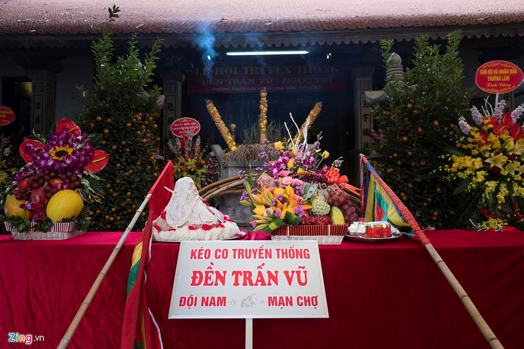 Trai tráng to khoẻ, mình trần ngồi thi kéo co giữa trời nắng