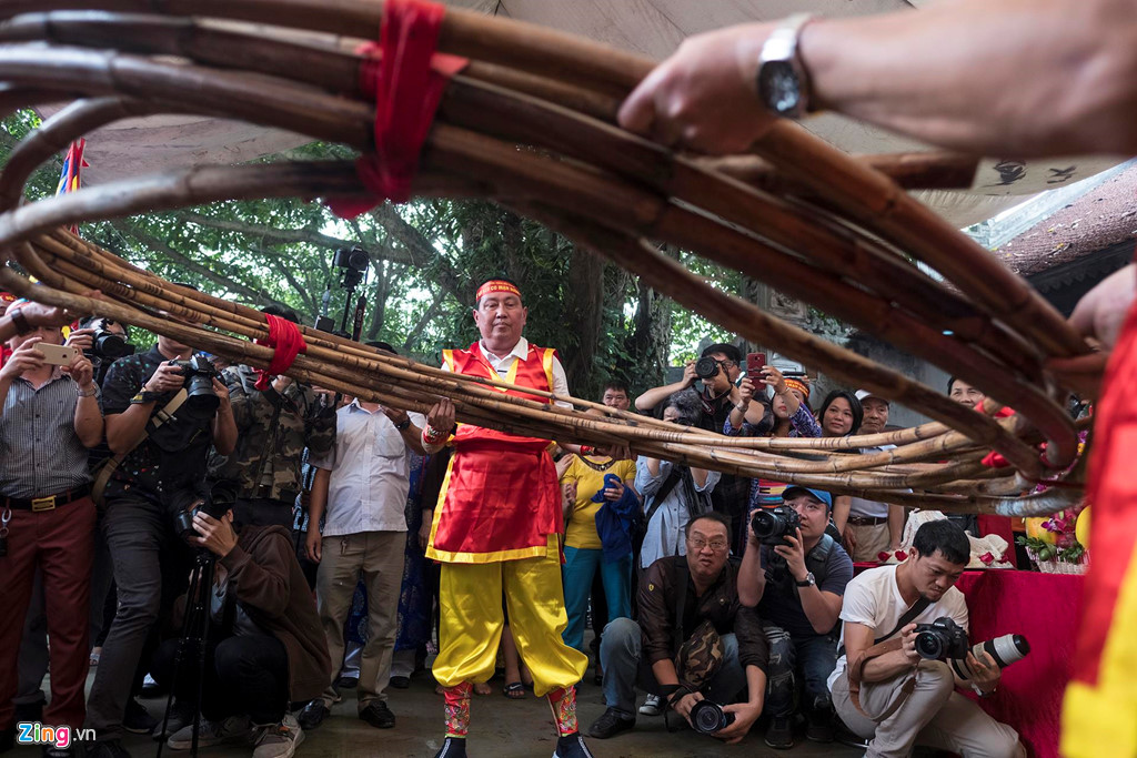 Trai tráng to khoẻ, mình trần ngồi thi kéo co giữa trời nắng