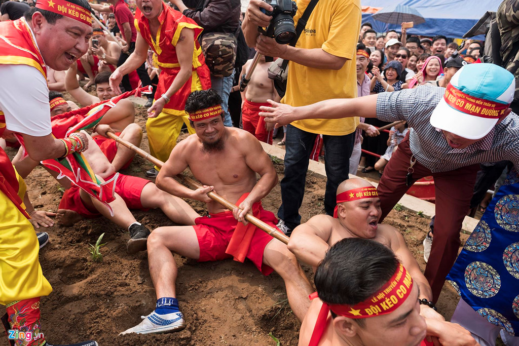 Trai tráng to khoẻ, mình trần ngồi thi kéo co giữa trời nắng