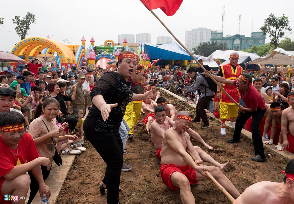 Trai tráng to khoẻ, mình trần ngồi thi kéo co giữa trời nắng