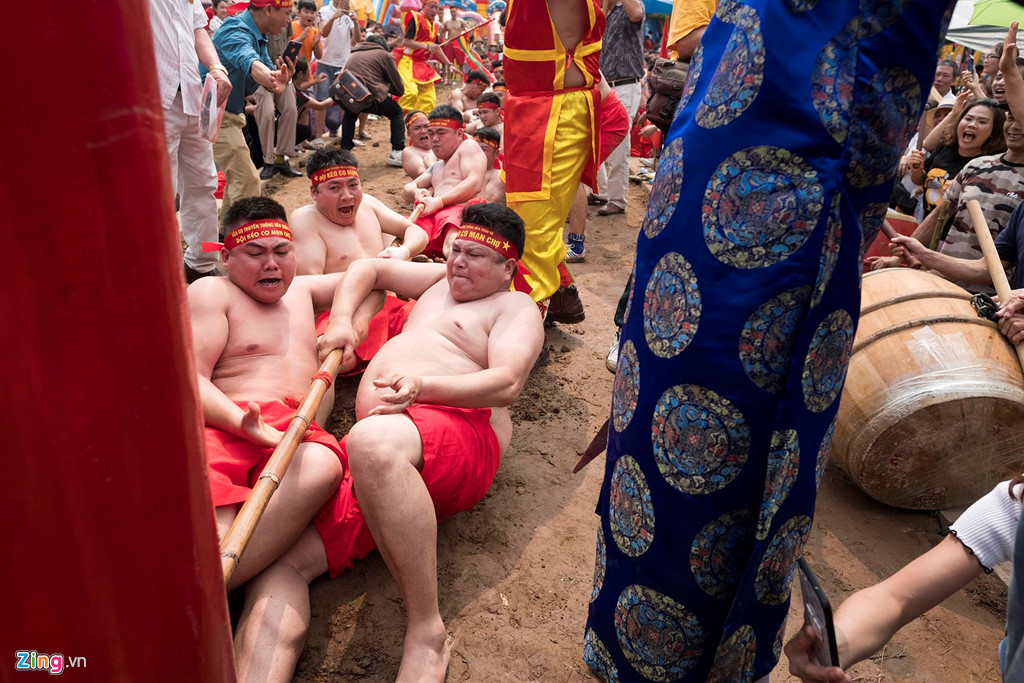 Trai tráng to khoẻ, mình trần ngồi thi kéo co giữa trời nắng