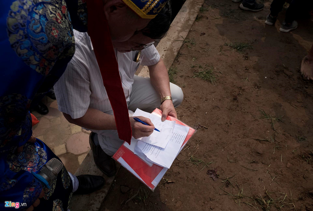 Trai tráng to khoẻ, mình trần ngồi thi kéo co giữa trời nắng