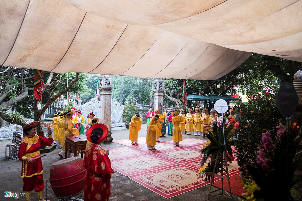 Trai tráng to khoẻ, mình trần ngồi thi kéo co giữa trời nắng