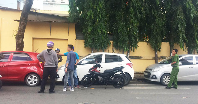 Lái xe ô tô ở Việt Nam - Đủ cái ấm ức của cánh tài xế!