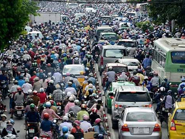 Lái xe ô tô ở Việt Nam - Đủ cái ấm ức của cánh tài xế!