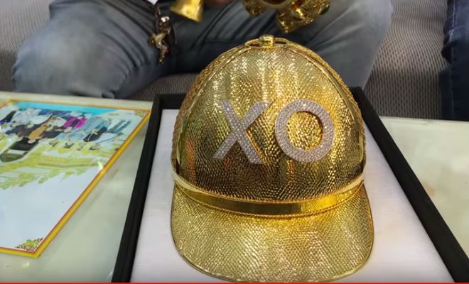 Đại gia Phúc XO chơi lớn mua mũ vàng nặng 2kg, được đính tên bằng 260 viên kim cương