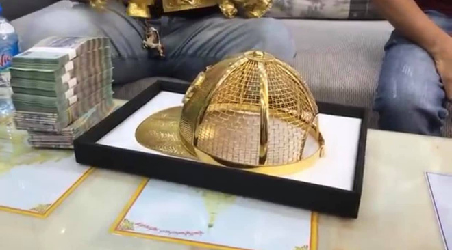 Đại gia Phúc XO chơi lớn mua mũ vàng nặng 2kg, được đính tên bằng 260 viên kim cương