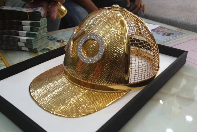 Đại gia Phúc XO chơi lớn mua mũ vàng nặng 2kg, được đính tên bằng 260 viên kim cương