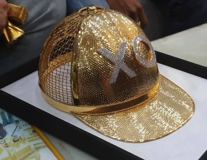 Đại gia Phúc XO chơi lớn mua mũ vàng nặng 2kg, được đính tên bằng 260 viên kim cương