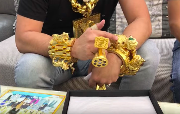 Đại gia Phúc XO chơi lớn mua mũ vàng nặng 2kg, được đính tên bằng 260 viên kim cương
