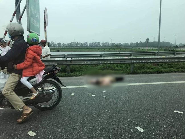 Xe tải tông trúng xe máy chở cả gia đình, bố tử vong tại chỗ, mẹ và con nhỏ nguy kịch