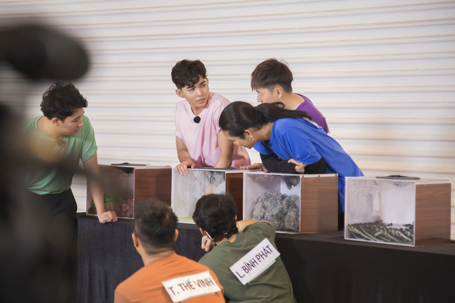 Running Man bản Việt tập 1: Yoo Jae Suk bất ngờ xuất hiện, Trấn Thành mạnh mẽ xé bảng tên cả đội